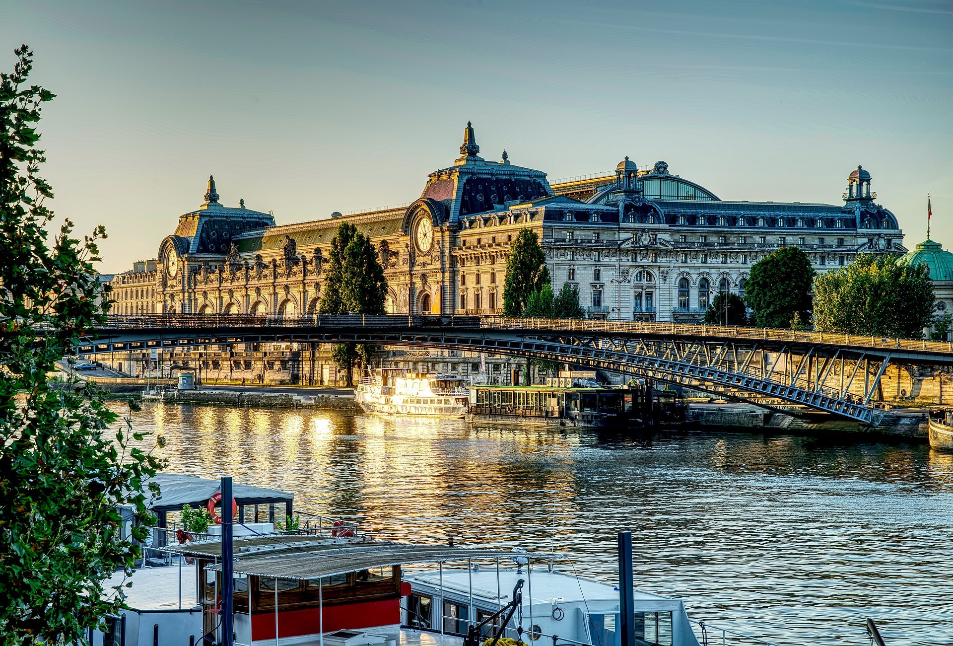 Veduta del Museo D'Orsay lungo la senna a Parigi
