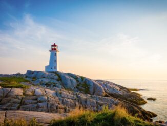 カナダ、ノバスコシア州の岩の多い海岸線を持つ海岸の灯台