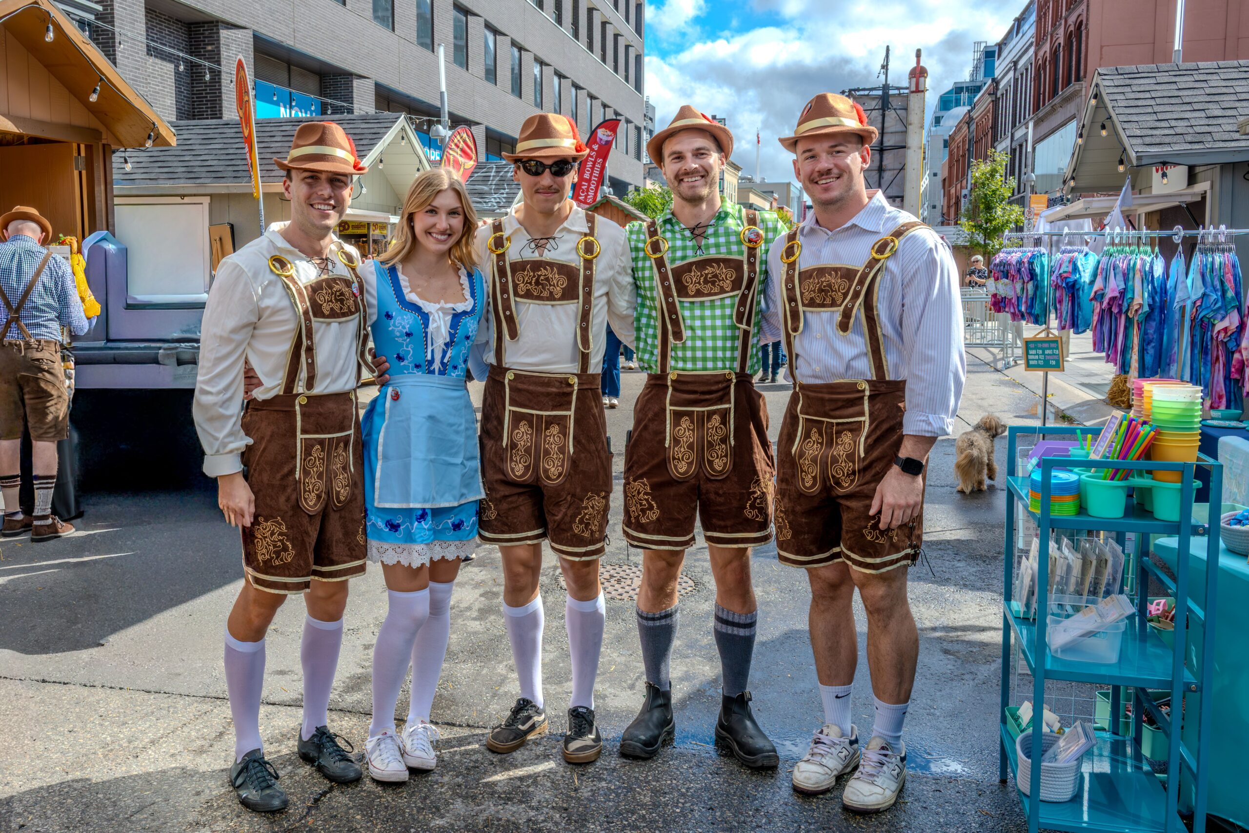 Gruppo di persone con Dirndl e Lederhosen durante una festa in stile Oktoberfest