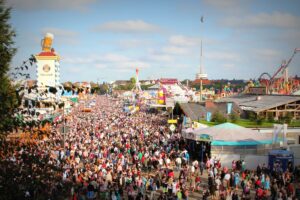 Veduta dell’Oktoberfest di Monaco alla Theresienwiese con tendoni, giostre e visitatori