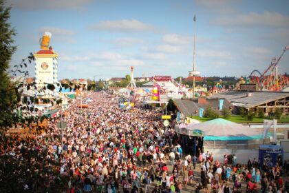 Veduta dell’Oktoberfest di Monaco alla Theresienwiese con tendoni, giostre e visitatori