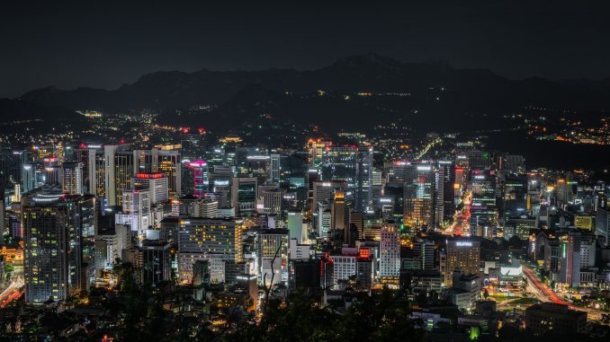 Veduta notturna di Seul, Corea del Sud - Foto di Ethan Brooke