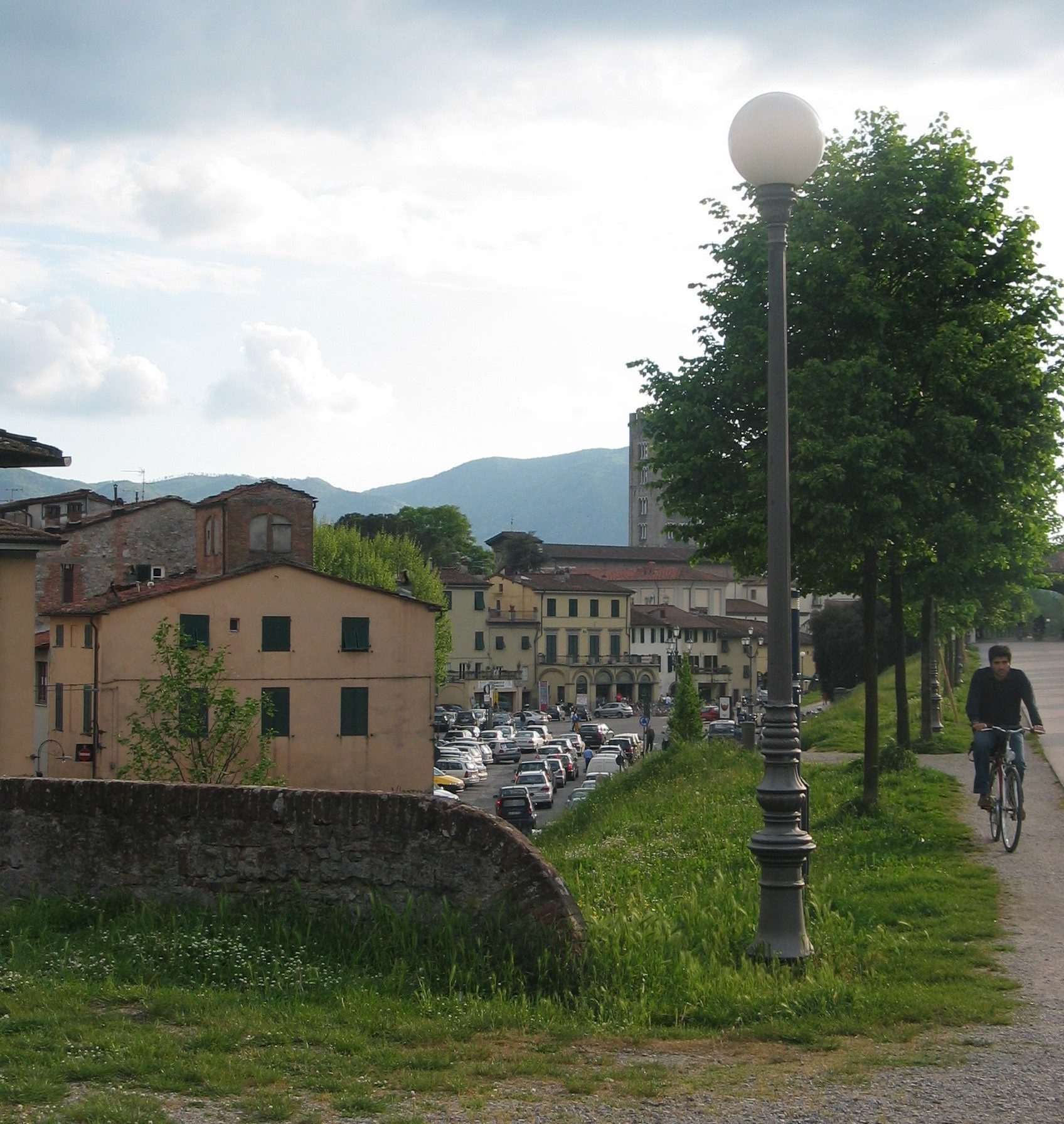 Fietser op de muren van Lucca - Foto Anna Bruno