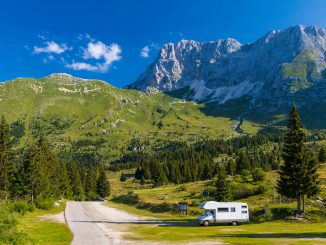Camper in de Zwitserse bergen
