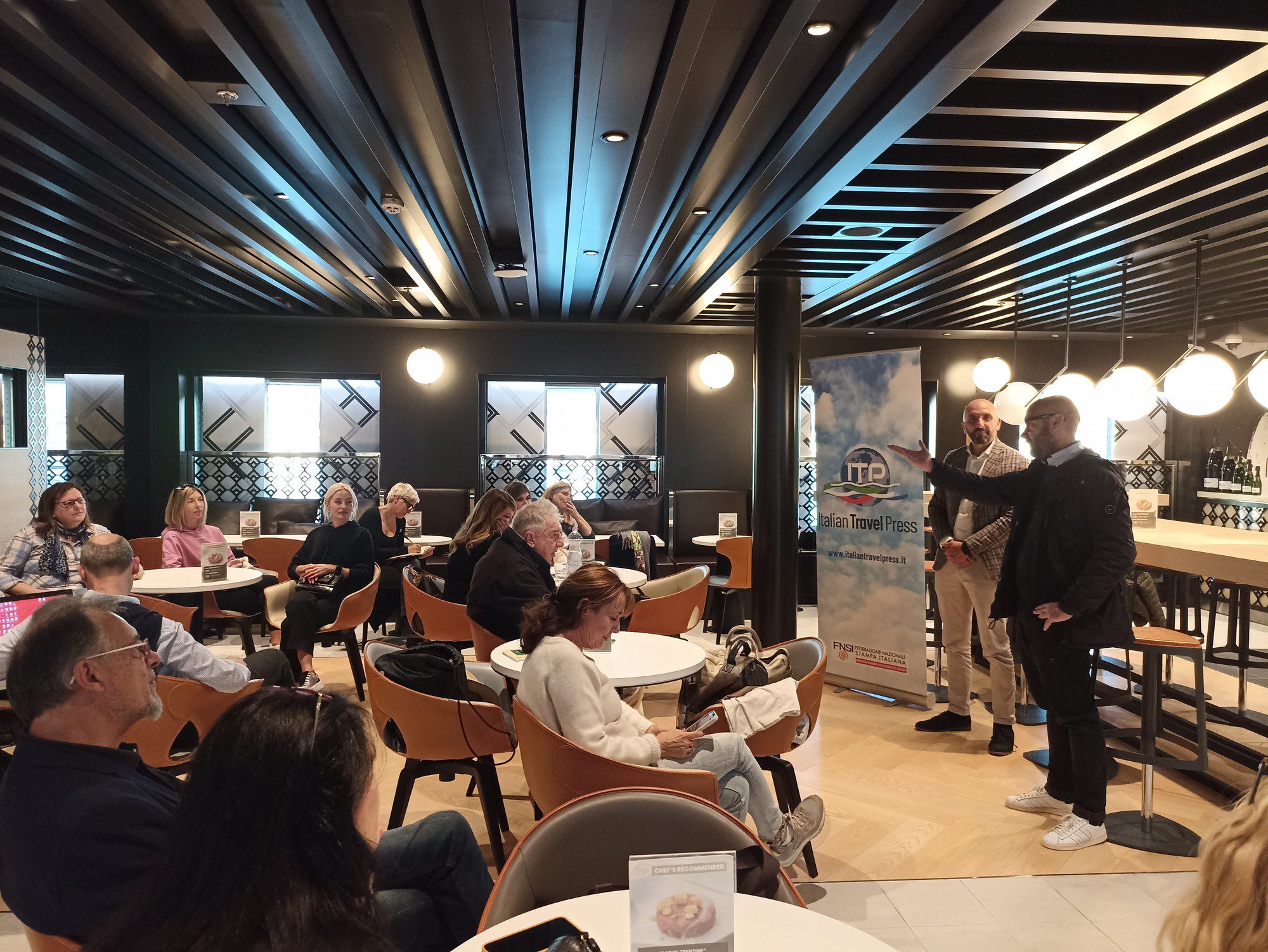 Rencontre de journalistes à bord du Costa Toscana