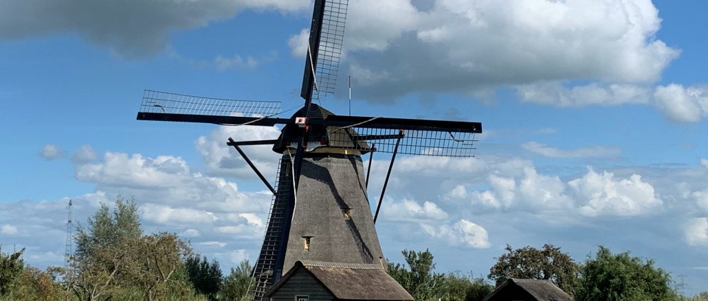 Paesaggio rurale dell'Olanda con i suoi tipici mulini a vento - Foto di Klaus Heusslein/U