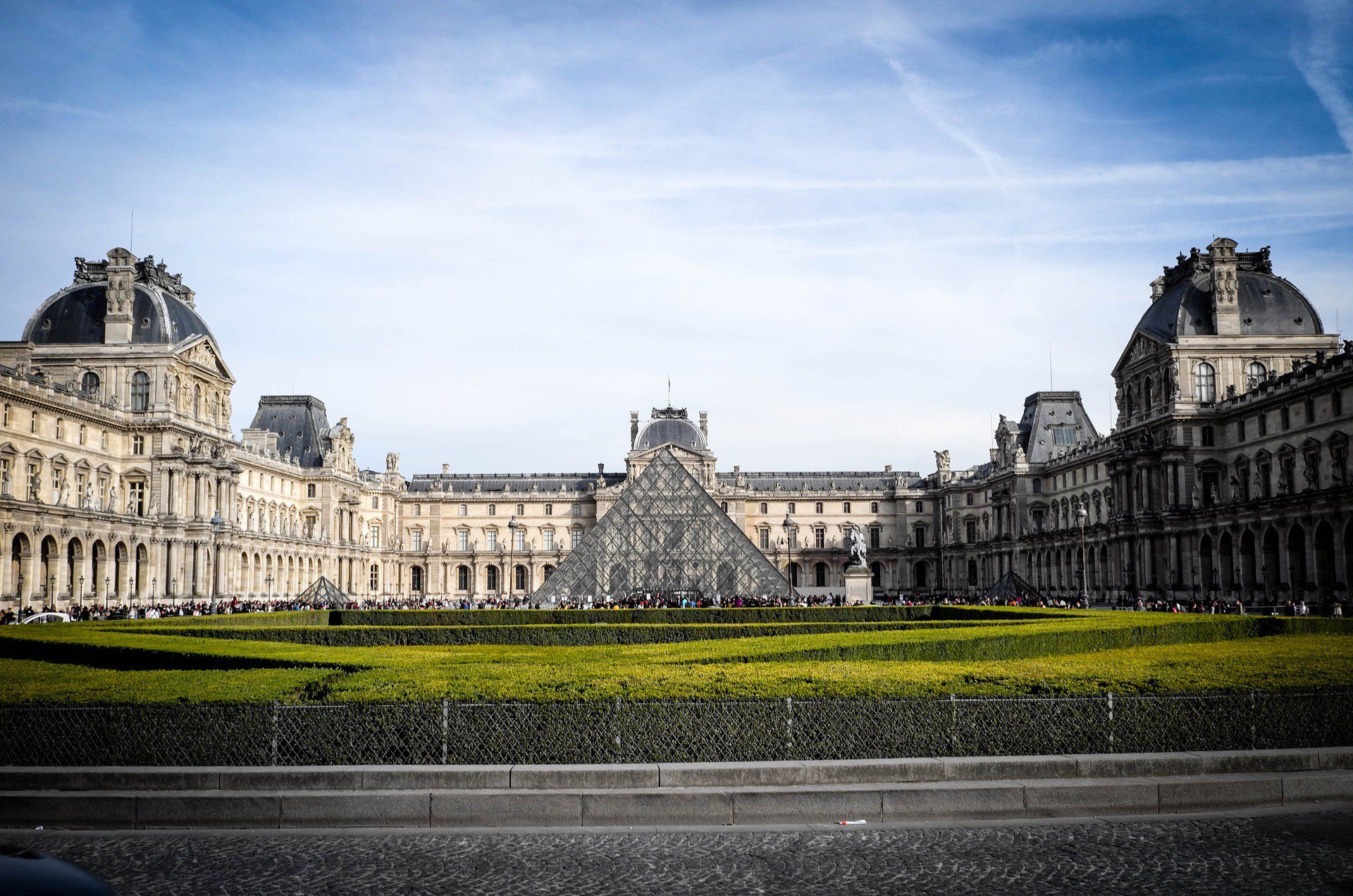 Veduta del Louvre, Parigi - Foto di Leonhard Niederwimmer Pix