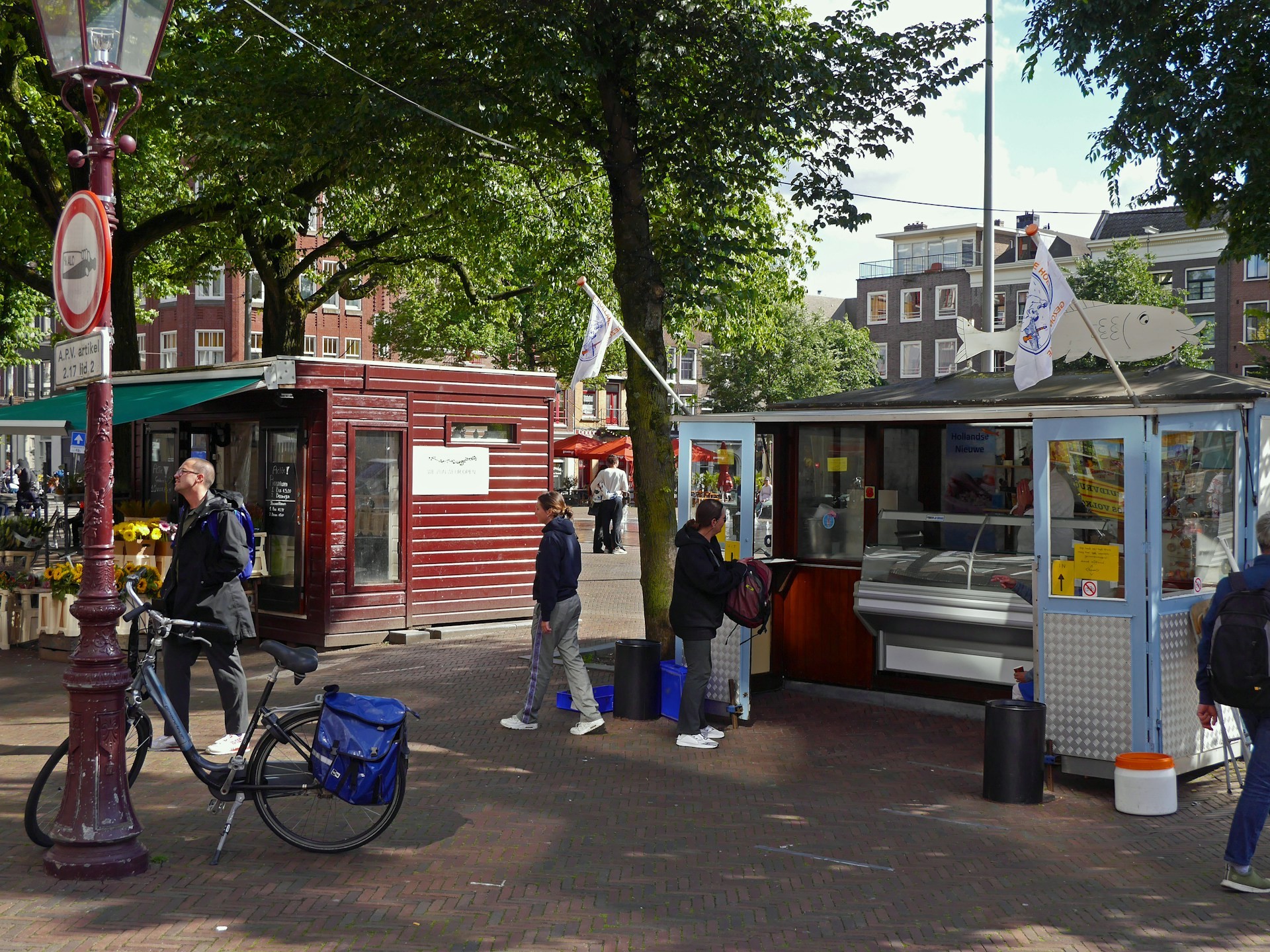 Étals de street food à Amsterdam - Photo de Fons Heijnsbroek U