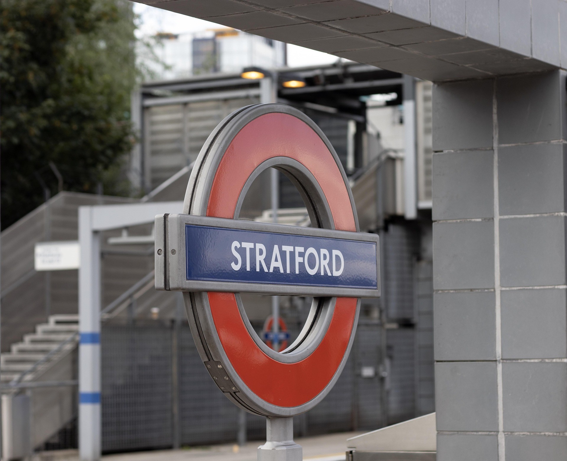 Segnaletica della stazione di Stratford a Loindra - Foto di Dele Oke Pix