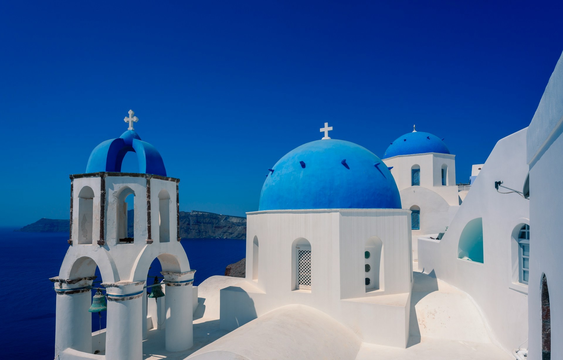 Uno dei panorami più famosi di Santorini (Oia), le cupole blu - Foto U+