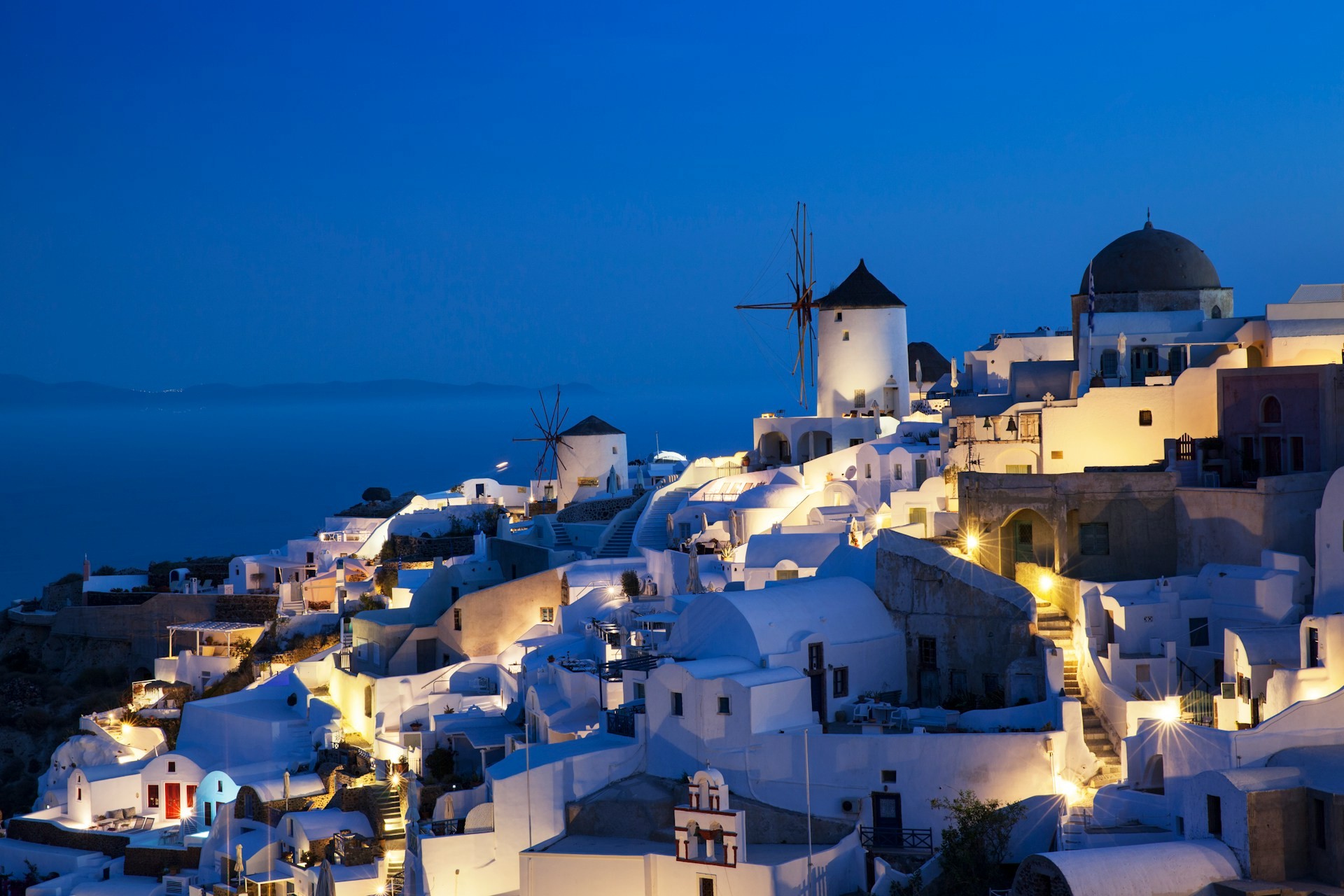 Veduta di Oia di notte, Santorini - Foto U+