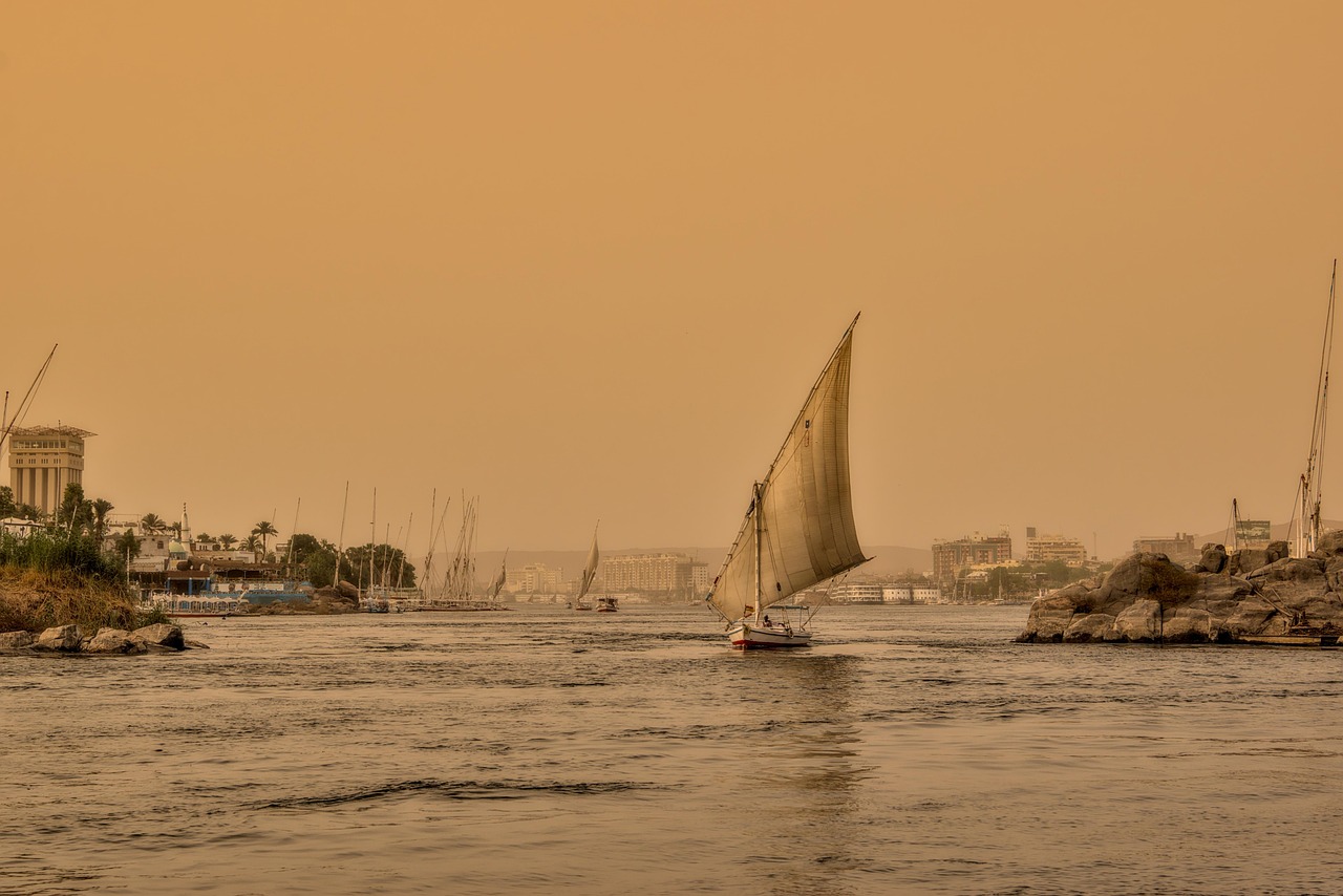 Zeilboot die vaart op de Nijl nabij Aswan - Foto Pix