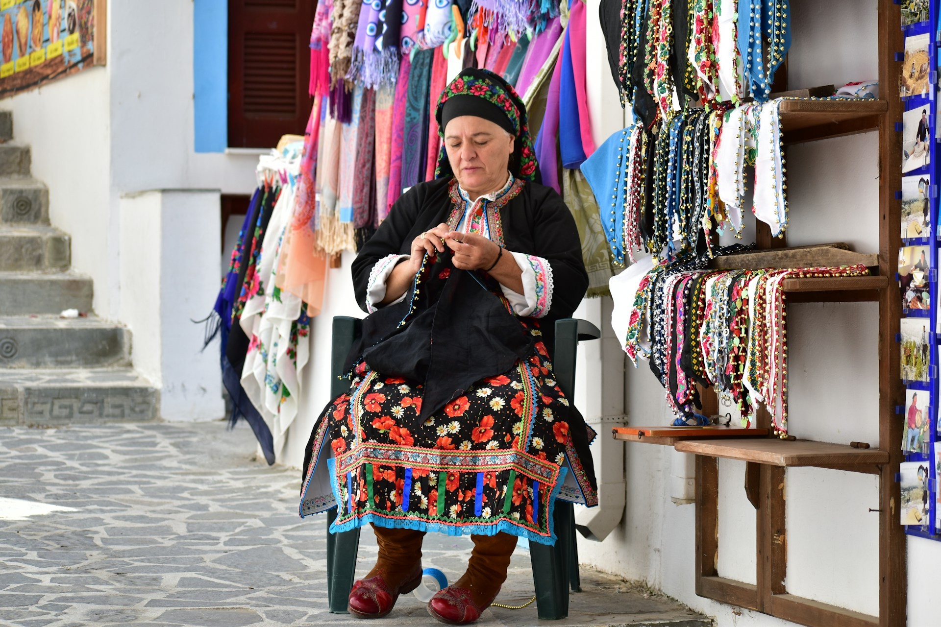 Donna greca in vestito tradizionale a Karpathos, Grecia - Foto Ries Bosch U