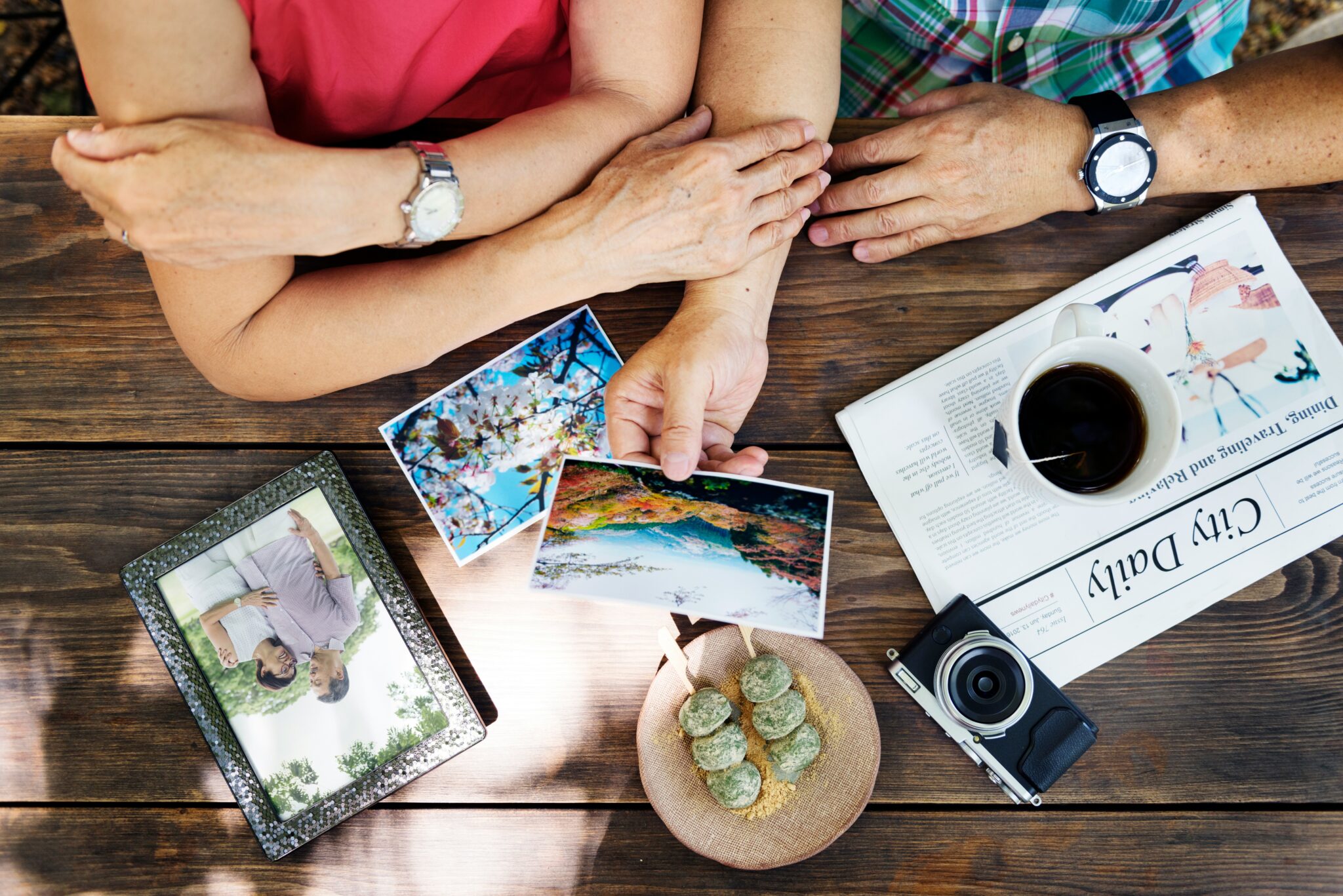 Foto stampate di viaggio su un tavolo con macchina fotografica - Foto U+