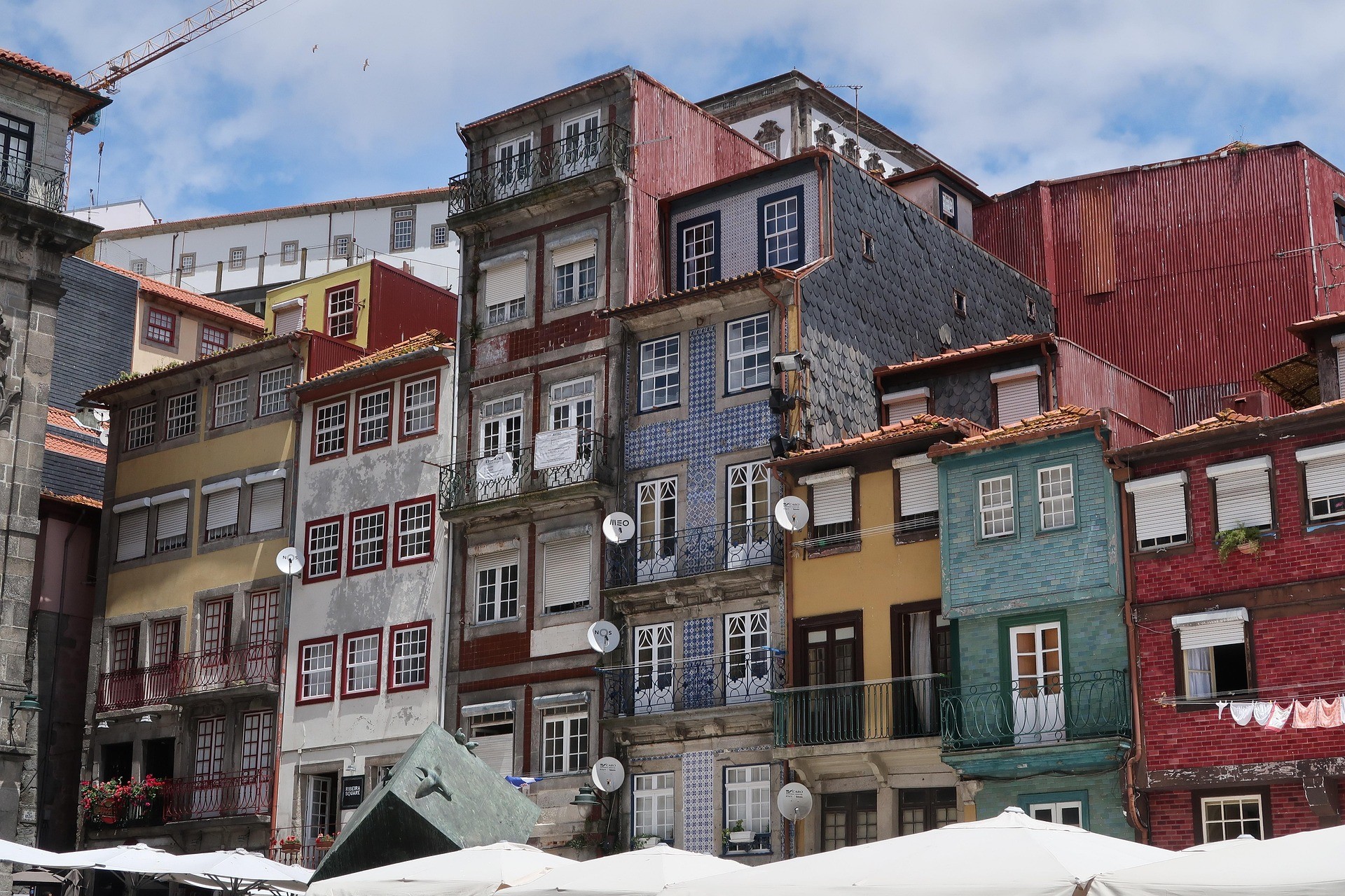 Kenmerkende woningen in de wijk Ribeira, Porto - Foto Pix