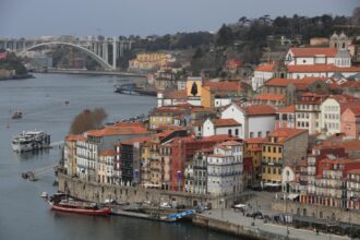 Quartiere storico di Ribeira a Porto, sul fiume Douro - Foto Pix