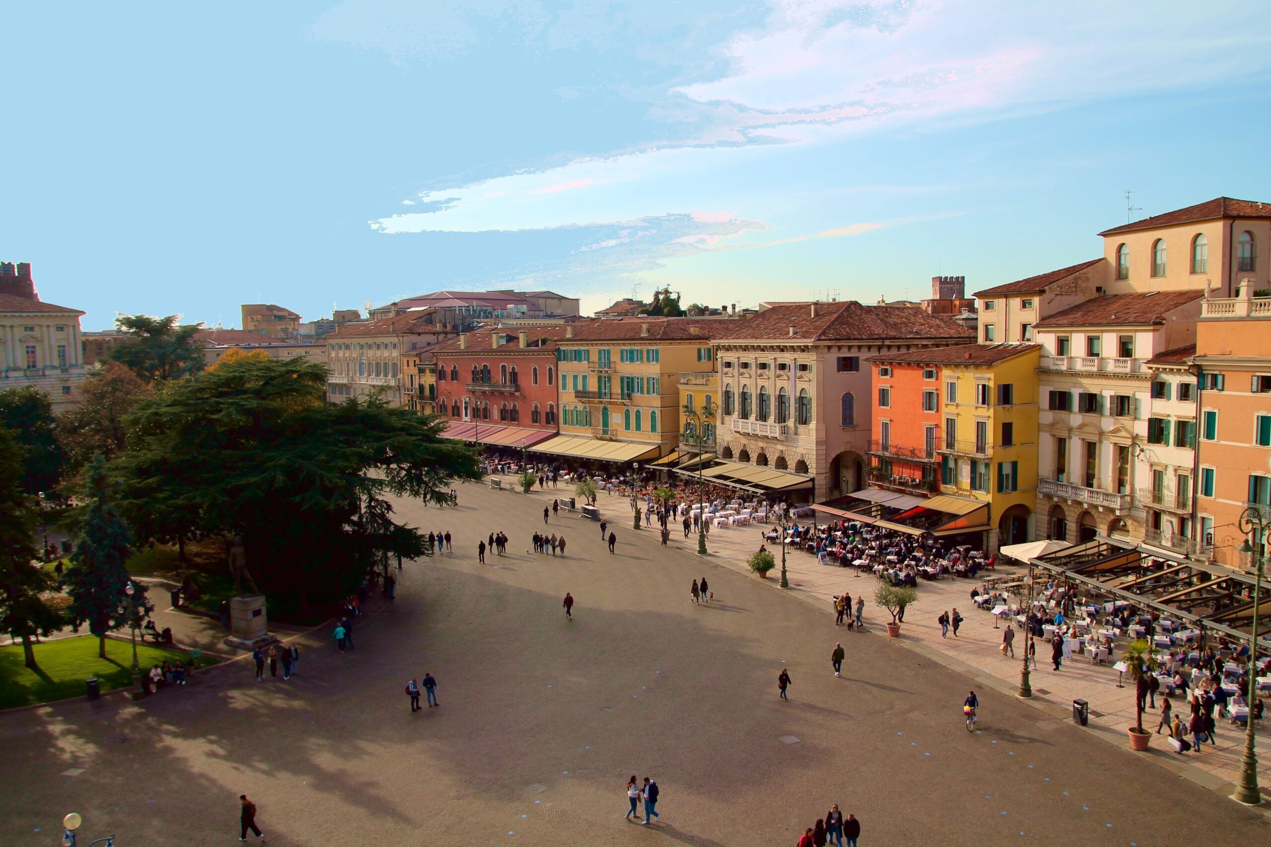 Piazza delle Erbe a Verona - Foto Giuseppe Scozzaro Pix