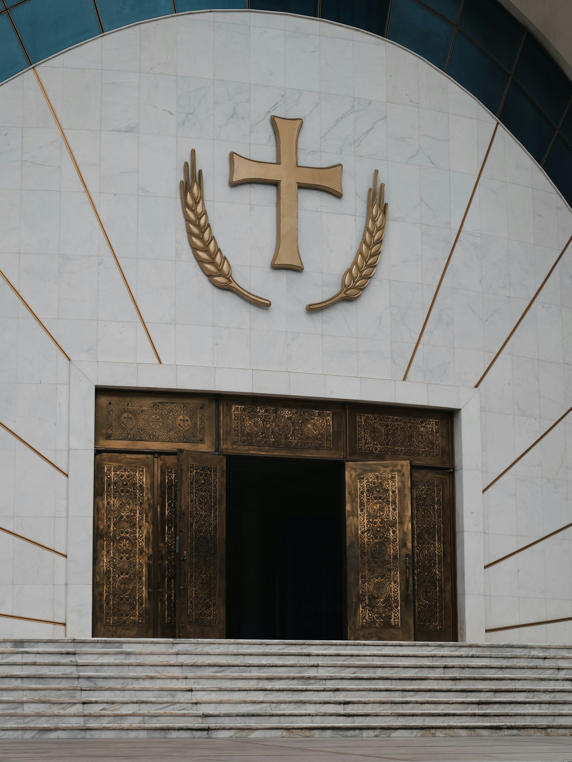 Ingresso della Cattedrale della Resurrezione di Cristo a Tirana, Albania - Foto Victor Pot U