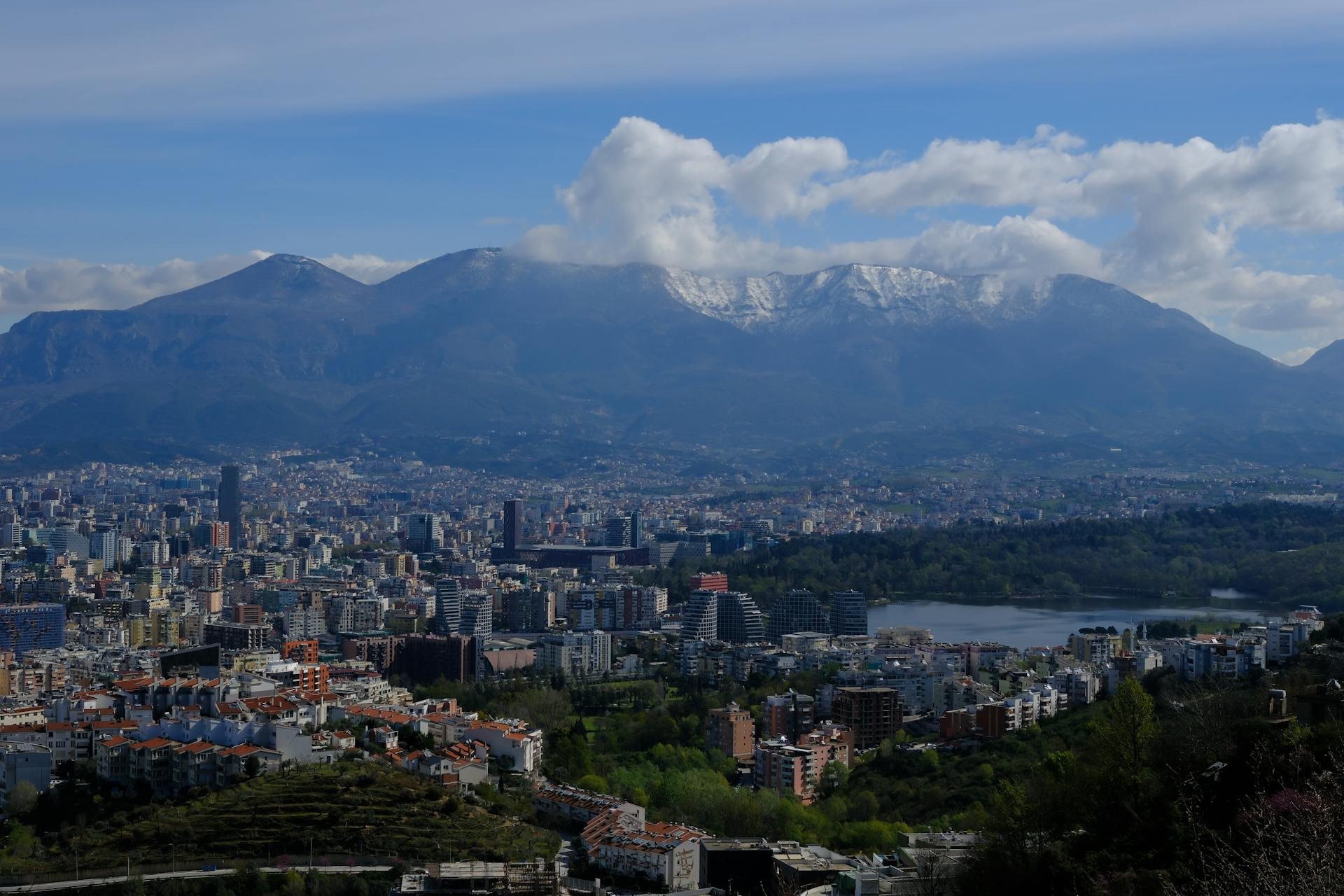 Tirana, la capitale dell'Albania, vista del Monte Dajti - Foto Besnik Kasemi Pexels