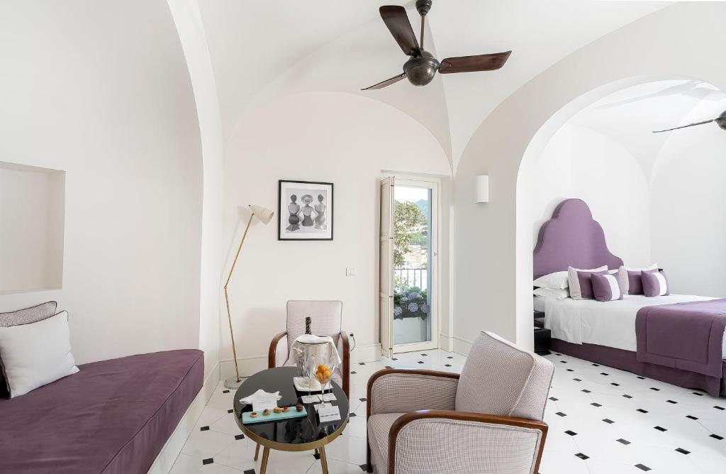 Una camera da letto dell'Hotel Miarmalfi - Foto Bk