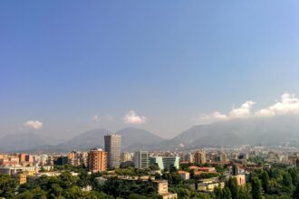 Veduta diurna di Tirana, capitale dell'Albania - Foto Daniel Frese Pexels