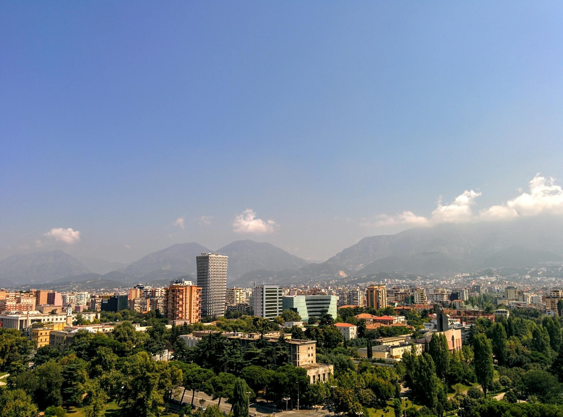 Veduta diurna di Tirana, capitale dell'Albania - Foto Daniel Frese Pexels