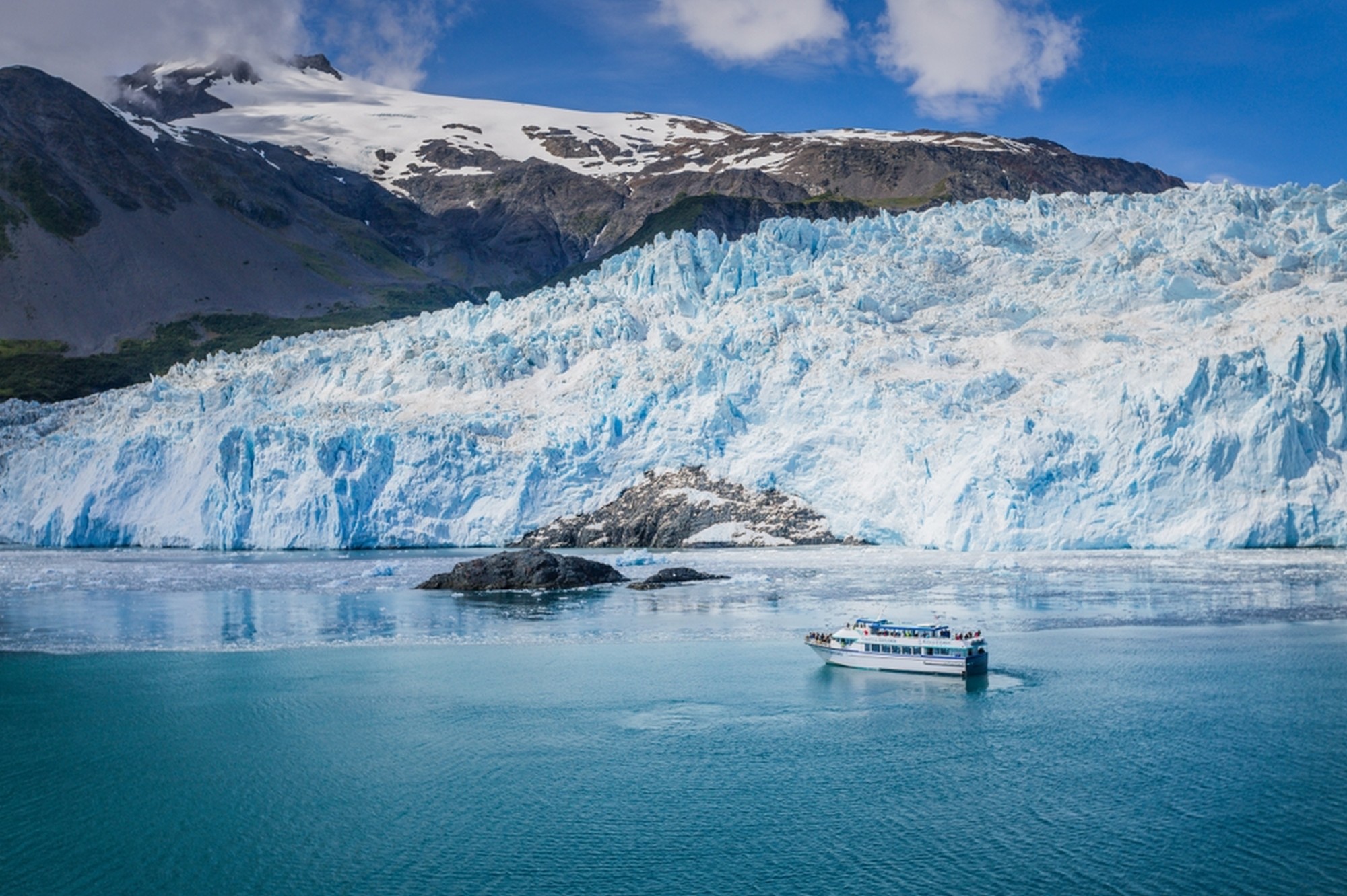 Battello turistico davanti a un ghiacciaio nei Kenai Fjords in Alaska