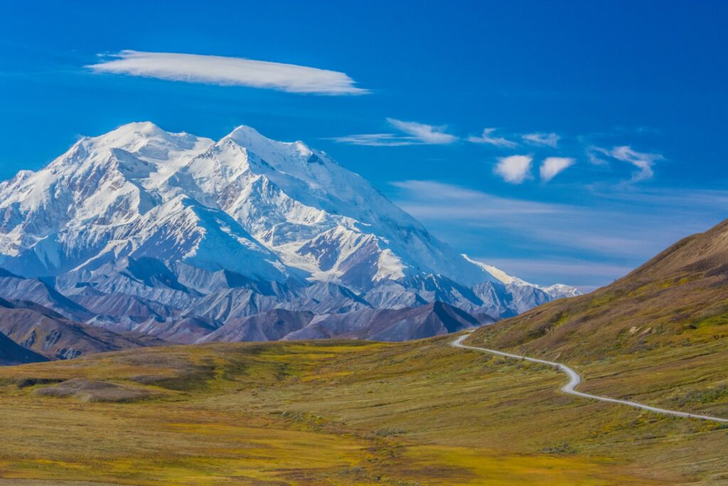 Monte Denali in Alaska tra montagne innevate e paesaggi del Grande Nord