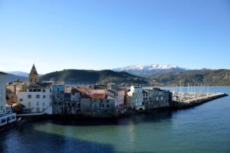 Porto e il lungomare di Saint-Florent, una pittoresca cittadina costiera situata nel nord della Corsica, in Francia.