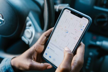 Persona che controlla la posizione di un hotel in centro su Google Maps prima di prenotare