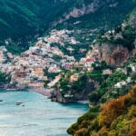 Panorama di Positano in Costiera Amalfitana, con case colorate disposte lungo il pendio affacciato sul mare