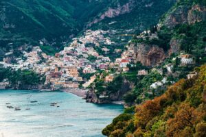 Panorama di Positano in Costiera Amalfitana, con case colorate disposte lungo il pendio affacciato sul mare
