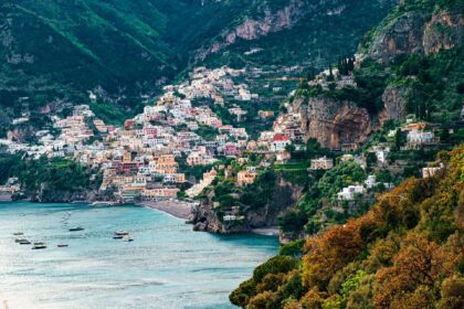 Panorama di Positano in Costiera Amalfitana, con case colorate disposte lungo il pendio affacciato sul mare