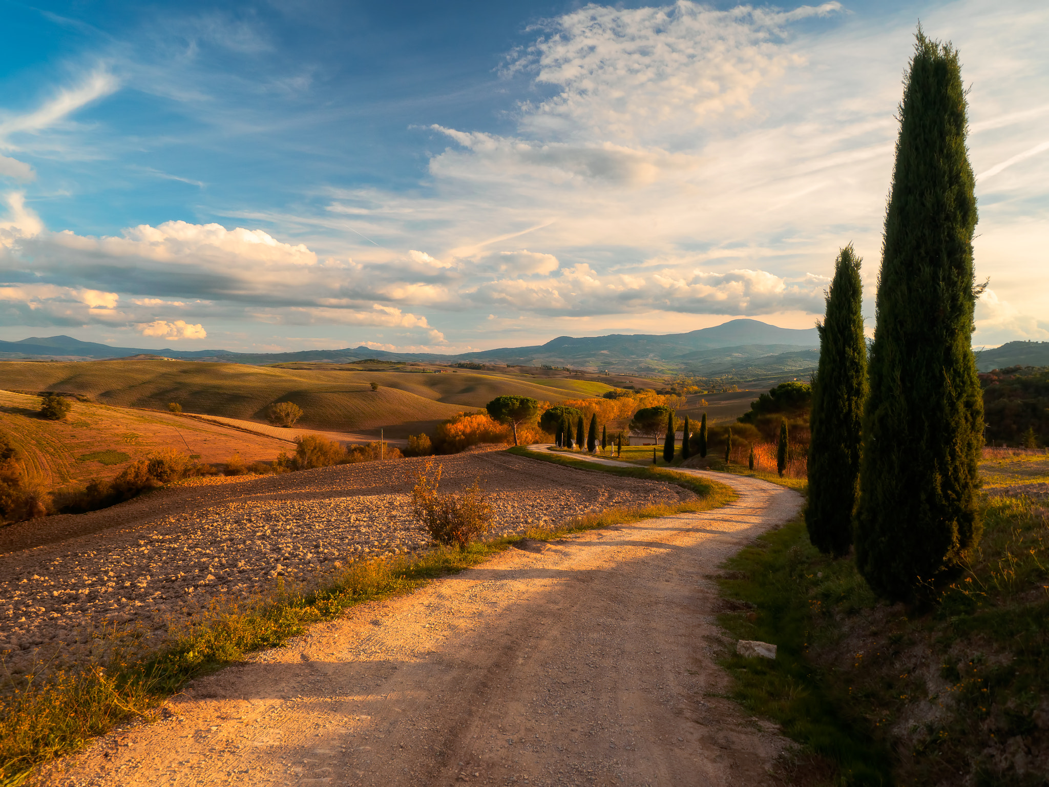 Paesaggio autunnale della Toscana con colline e cipressi