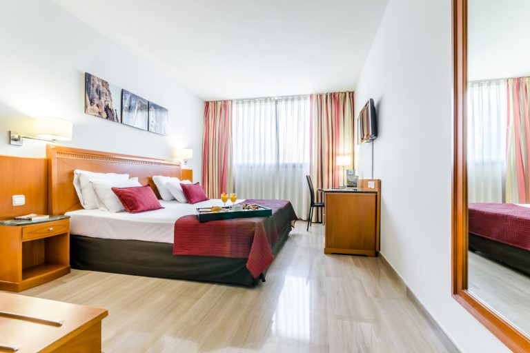 Volo + Hotel Genova - Barcellona - Exe Barbera Parc da 143.27€