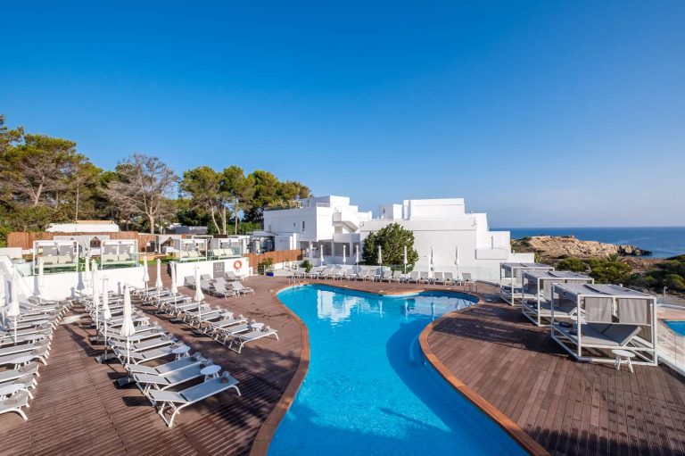 Volo + Hotel Napoli - Portinatx - Barceló Portinatx Adults Only da 357.78€