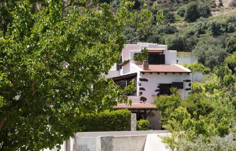 Volo + Hotel Bari - Soúgia - Monastery Estate Guesthouse da 816.62€