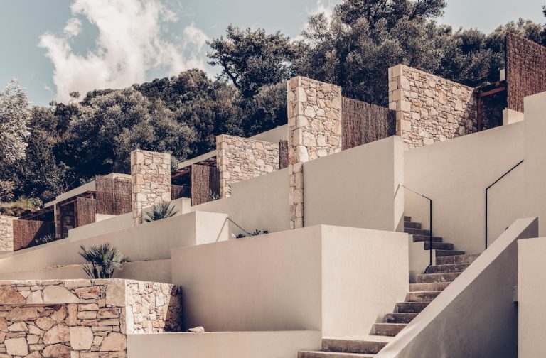 Volo + Hotel Catania - Soúgia - Monastery Estate Retreat da 745.42€