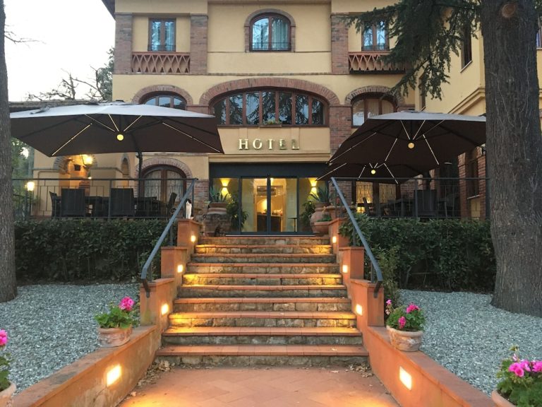 Volo + Hotel Bari - Firenze - Villa Ambrosina da 240.51€