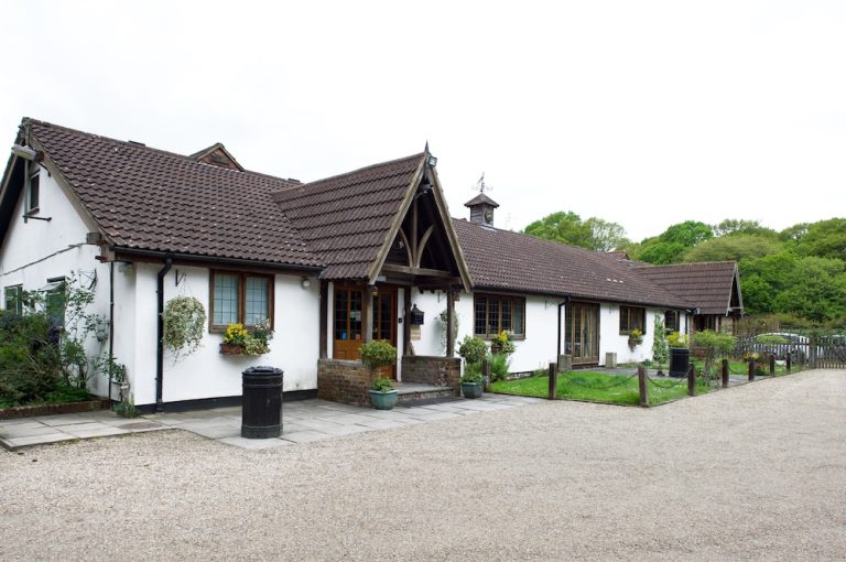 Volo + Hotel Bari - Gatwick - Little Foxes Hotel & Gatwick Airport Parking da 761.57€