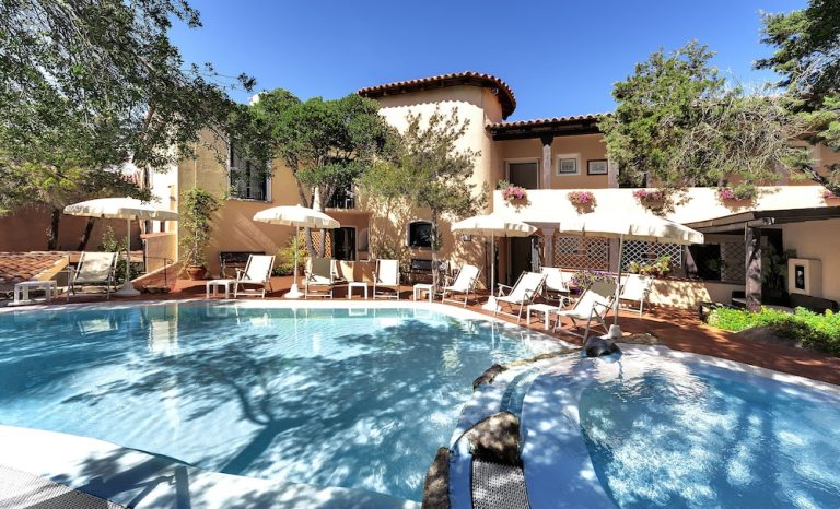 Volo + Hotel Napoli - Golfo Aranci - Hotel Colonna San Marco da 624.81€