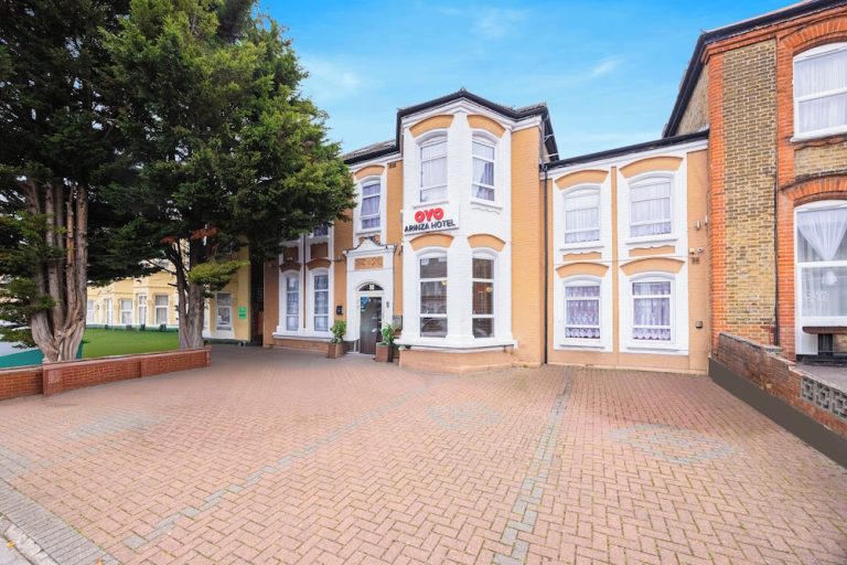 Volo + Hotel Bari - Londra - Arinza Hotel, London Ilford da 253.07€