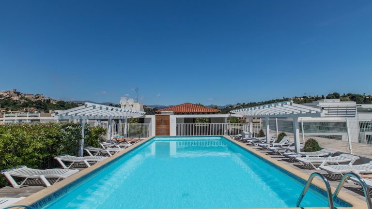 Volo + Hotel Bari - Costa Azzurra, Mare Francia - Vacancéole - Résidence Le Crystal da 323.93€