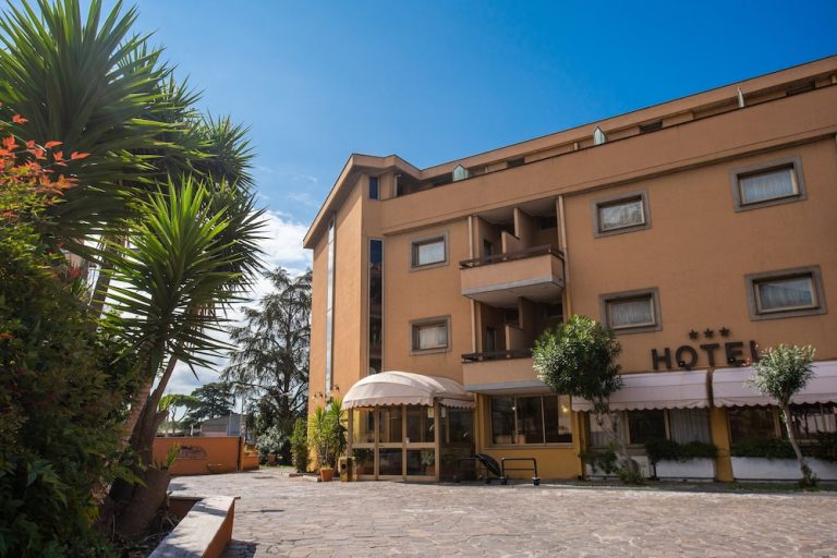 Volo + Hotel Bari - Roma - Hotel Santa Maura da 163.75€