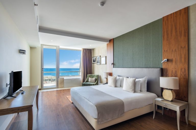 Volo + Hotel Milano - Azzorre, Portogallo - Angra Marina Hotel da 390.43€