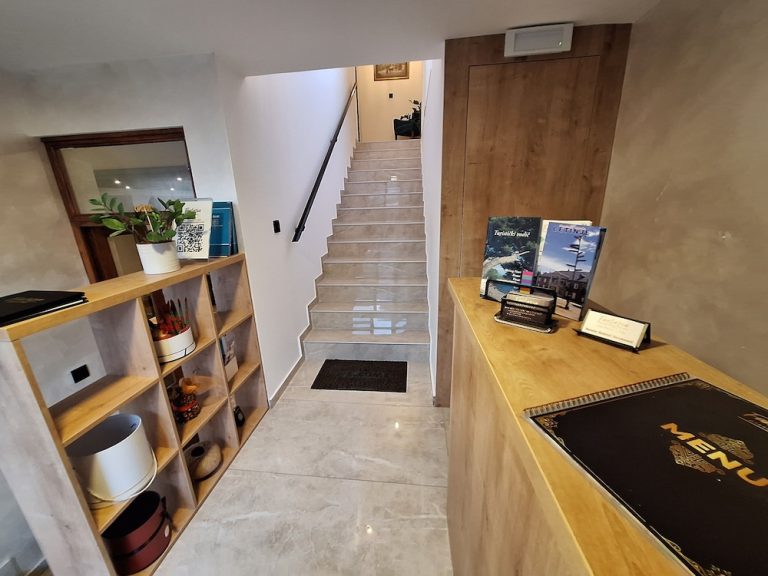 Volo + Hotel Bologna - Cetinje - Apart hotel Fantasia da 344.04€