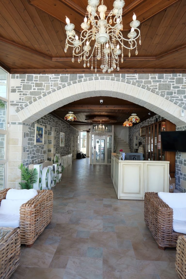 Volo + Hotel Catania - Dhërmi - SARAJET E PASHAIT da 477.87€