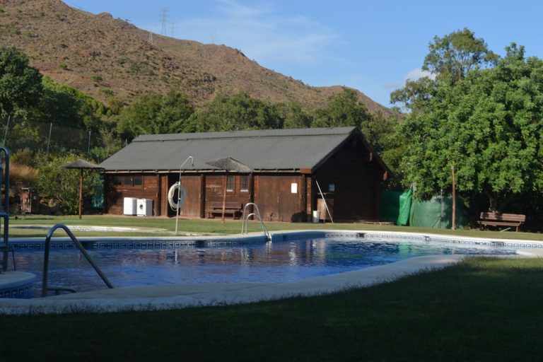 Volo + Hotel Bari - Estepona - Los Pedregales Complejo Rural da 698.13€