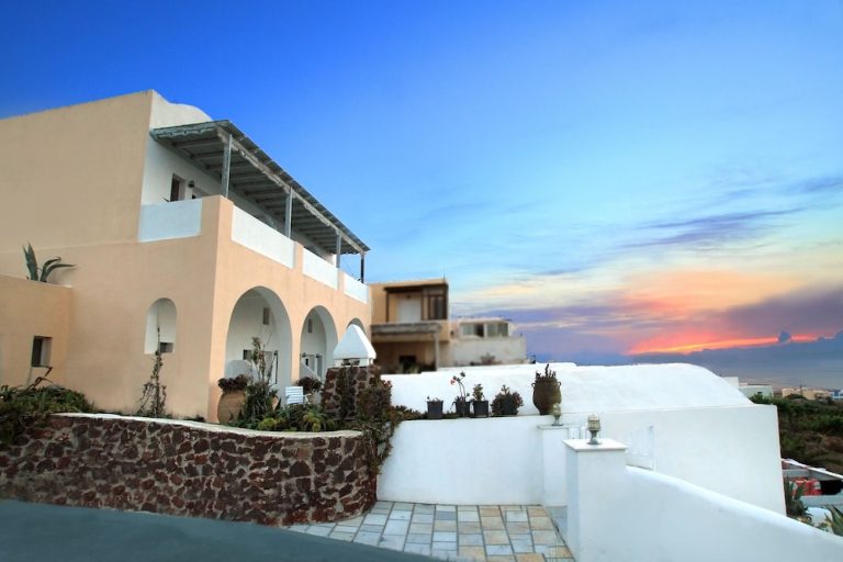 Volo + Hotel Bologna - Fira - Muses Cycladic Suites da 530.97€