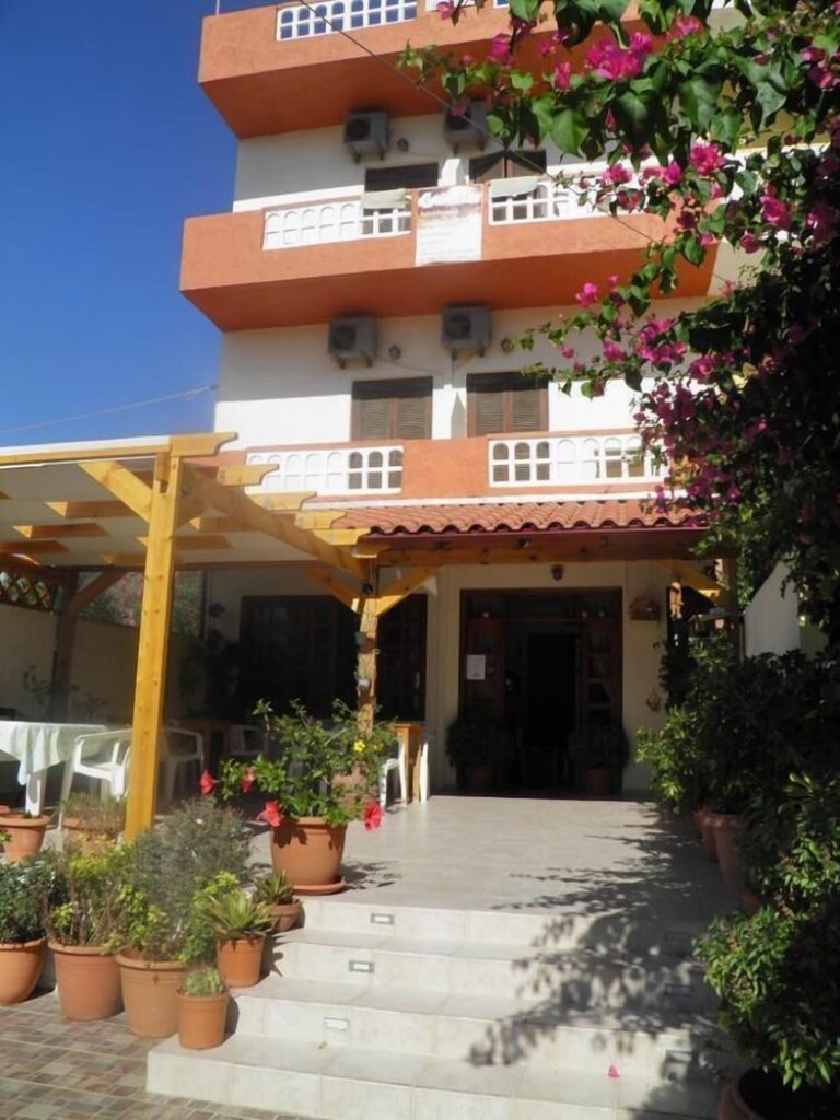 Volo + Hotel Bologna - Matala - Galaxias Studios da 451.56€